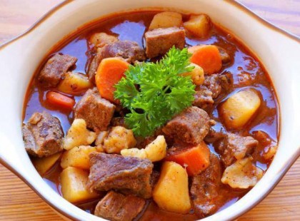 Vajon Te is imádod a gulyáslevest? Ha igen nyomj egy lájkot! Én jó forrón, jó csípősen szeretem és mindenképpen úgy, hogy legalább megálljon benne a kanál, mert az úgy jó ha jól megvan a sűrűje, hogyha benne van minden jó falat