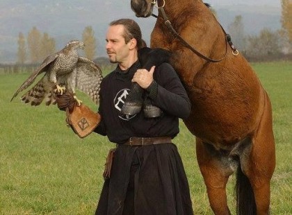 A kép, amire nincsenek szavak, annyira megigéz, annyi az erő benne és annyira magyar ez az erő, hogy szinte hang nem jön ki a torkomon. Ez a kép, ami annyira életszerű, hogy szinte mindent elmond rólunk magyarokról. Az ember és az állat közötti feltétel nélküli és határtalan bizalomnak lehetünk szemtanúi. Valódi gyöngyszem ez a kép. Nyomj egy lájkot, ha Neked is tetszik.