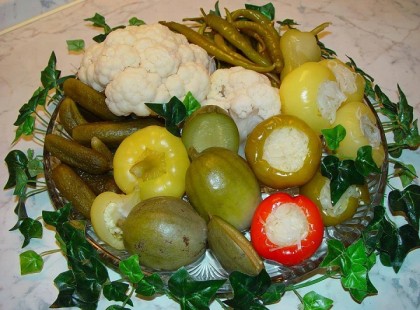 Hú aranyapáim na ez aztán a savanyúság a javából. Egyből összefutott a nyál a számban! :) A házi bedobálós savanyúságnál nincs is jobb. Igazándiból mindegyik a kedvencem, ami a képen van, de talán a legnagyobb kedvencem csemege uborka. Hát igen kinek a pap, kinek a papné. Kinek pedig a csemege uborka. :) Nyomj egy lájkot, ha te is szereted ezeket a savanyúságokat!