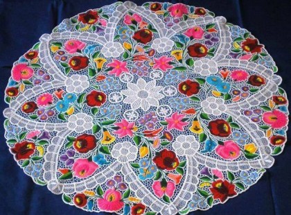 Nyomj egy lájkot, ha Neked is gyönyörűség magyar kincset látni! Amikor minden emlék életre kel. Amikor a Dédimama, Nagymama és Anyukám is ilyen gyönyörű hímzéseket készített és női ágon a generációkon átívelő tudást adták át egymásnak mindig egy kicsit hozzátéve saját magukból és mennyi álom szövődött kezük nyoma alatt...