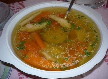 Nyomj egy lájkot, ha Te is szereted az aranylóan gyöngyözően szép húslevest. Nekem ez a kedvenc levesem, szegény dédikém és nagyikám is ezzel vártak haza. Sajnos ők már nincsenek... és igen én is tudok nagyon finom húslevest készíteni, de azért az otthoni házi tyúkból készült húslevest nem igazán lehet pótolni a boltban vett tápos hússal. Nagyanyáink szerint a húsleves a legjobb gyógyír mindenre betegségre, bánatra na hagyjuk meg másnaposságnál is tökéletes, de ezt mondjuk nem preferálták őseink :) Pedig biztos tudták! :) Én akár mindennap meg tudnám enni. Te is szereted?