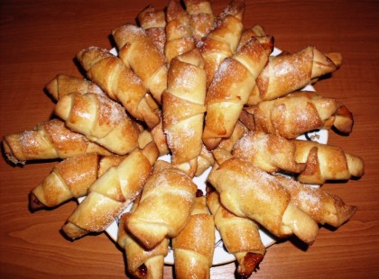 KELESZTÉS NÉLKÜLI LEKVÁROS KIFLI – VIGYÁZAT, SZEMPILLANTÁS ALATT ELFOGY!