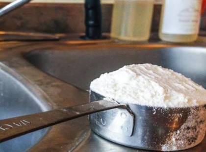 Azonnal kipróbáltuk és nem hittünk a szemünknek: ezért szórj lisztet a mosogatóba!