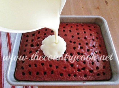 Lyukakat fúr a tortába, és megtörténik a csoda. Ezt ki kell próbálni!