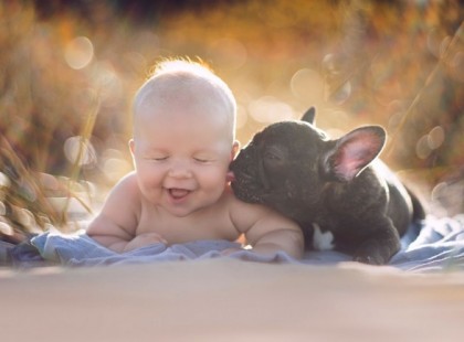 Ez a kisbaba a kiskutyával egy napon születtek... most azt hiszik, hogy testvérek - cuki fotók következnek <3