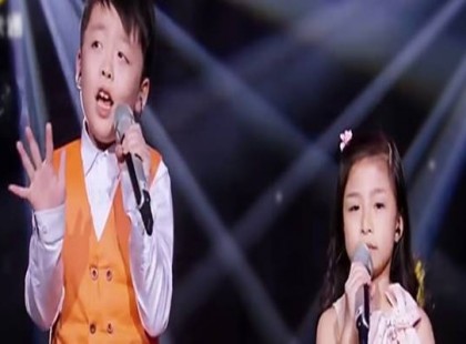 Azt hitték a kisfiú jó énekes, de aztán a húga elkezdett énekelni és a közönség ledermedt! (videó)