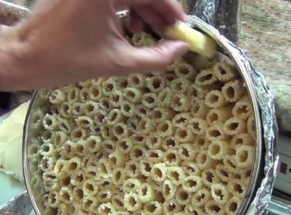 Tésztát gyömöszölt egy lábasba, majd húsos szószt öntött rá. Az eredmény valami elképesztő!