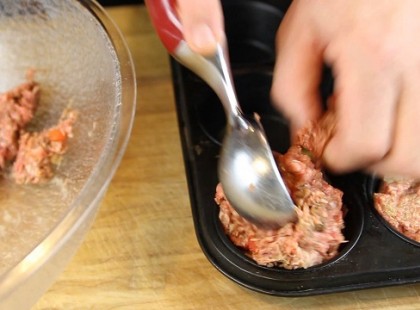 Fogta a darálthúst és beletette a muffin sütőbe, majd krumplipürét tett hozzá. Elképesztő FINOMSÁGOT készített!