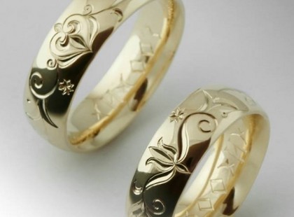 Nyomj egy lájkot, ha szerinted is csodálatos ez a magyar vésett karikagyűrű motívum. Gyönyörű mestermunka, annyira szép, hogy az embernek kedve támad lecserélni a sima karikagyűrűket. Aki ezeket a csodákat alkotja így nyilatkozott: 