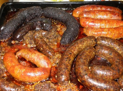 Nyomj egy lájkot, ha Te is szereted a disznótorost! Mondanám nem is igazi magyar, aki ezt nem szereti, de persze azért ízlések és pofonok, de többségünk ugyanúgy odavan a mai napig a disznótorosért, mint magáért a disznóvágásért is.