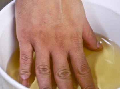 Ez történik, ha heti háromszor ecetbe áztatod a kezed!