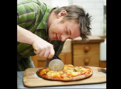 Nem kell drága pénzért rendelni!Jamie Oliver 3 perc alatt bemutatja, hogyan készíts gyorsan ízletes pizzatésztát - videóval