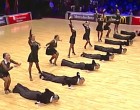 Felment a 8 orosz a színpadra, és amit művelnek, attól leesik mindenki álla!