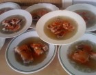 Ha a kocsonyát szereted rossz ember már nem lehetsz! :) Úgy ahogy van jól szőröstől - bőröstől - körmöstől. Másként az nem is igazi. Ilyen holmi mindenféle zöldség bele, különösen a répától kerülget a hideg még a főtt tojás elfér benne, nagy duzzogva megeszem úgyis, de a répát, hát nem tudom hova tenni! :) Te is szereted a kocsonyát? Nyomj egy lájkot, ha igen!