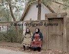 Térfigyelő kamerák hiányában annak idején falun így üldögéltek a házak előtt a megfáradt asszonyok. Mikor már minden munka megvolt és elfáradtak kiültek a szomszédasszonnyal megbeszélni, hogy ki kivel mit és mikor.