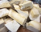 Van még emléked a jó kis igazi betonkemény a közértes által kalapáccsal tört krumplicukorról? A krumplicukorról, amit tíz kilós faládákban tároltak és a kedves vevő által vásárolni kívánt mennyiségnél elő a kalapács és hajrá a bicepsz növelés na meg az össze vissza szóródó darabokra törő sokunk által imádott nyalánkságról? Olyan nagy darabokat kaptunk így, hogy akár egész nap rágcsálhattuk... Nem fogyott el gyorsan az biztos. :) Mostanság is lehet venni vásárokon, búcsúkon és az íze is hasonló, mint a réginek. Annak idején pedig nem lehetett ám kapni minden bokorban és akkor sem amikor csak megkívántuk. Örültünk, ha egy évben kétszer búcsúban megvehettük és akkor azért jól bespájzoltunk belőle. Nyomj egy lájkot, ha Te is emlékszel!