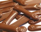 Azonnal összefut a nyál a számban, ahogy ránézek a képre! :) Kimondottan ünnep volt mikor kaptunk finom macskanyelvet zsúrokon, szülinapokon, névnapokon és mindig eltettük a dobozt is.