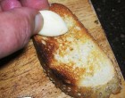 Pálinkás teás szép estét a vacsorához! Amikor a vasárnap reggelek úgy indultak nálunk falun, hogy a dédi a sparhelten csinált egy halom pirítóst egy seregnyi gyereknek meg a felnőtteknek is.