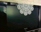 A nagyanyók már csak ilyen. Sosem változnak. Hiába telik el olyan sok év a horgolt terítő nem maradhat el a modern technikáról sem. Kész csoda, hogy cserepes növényeket nem varázsolt a laptévé tetejére.