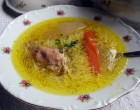Ki szereti így aranysárgán? Ahogy ránézek a képre egyből drága dédikém, nagyikám jutnak eszembe. Áldott kezük nyoma... Mert sem olyan húslevest, sem olyan kalácsokat, sem olyan oldalast vagy malacsültet nem tud csinálni más, mint amiket ők varázsoltak körülbelül, mert az még maga volt a varázslat.