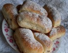 Ha Te is szereted a buktát nyomj egy lájkot! Gyerekkoromban mindig degeszre ettük magunkat belőle. Akkor még a sütésálló lekvárt tömbökben és zsírpapírban árulták és volt hogy suliból hazafelé egy csomót megettünk belőle, mire odaértünk vele a mamához lehet, hogy nem maradt elég a buktához, de sebaj elmentünk és vettünk újra