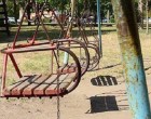 Mostanában bárhonnan nézzük hírdetett szabadság van, de a gyerekeink közel nem játszhatnak olyan szabadon, mint mi, ahogy mi gyerekként szabadon szárnyaltunk a hintában. Kiestünk még olyan is volt, hogy direkt.