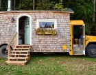 Iskolabuszból lenyűgöző otthont készített. Ha megnézed a belsejét, azonnal beleköltöznél.