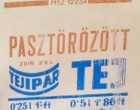 Az igazi tejet még 3,60 ért vettük és persze, hogy kiharaptuk vagy kirágtuk a zacskót nem ám olyan módon, hogy ollóval vágtuk volna ki... ááá dehogy!