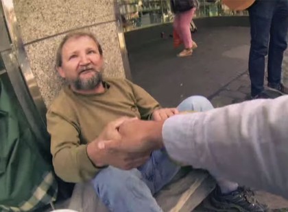 Ez a három egyetemista úgy döntött, feldobja a hajléktalan bácsi napját. Nem fogod elhinni mi történet ezután!