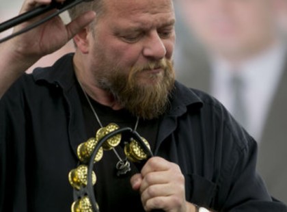 Megtámadták az ismerős arcok zenekart, mert kokárdát viseltek