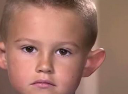 Állandóan bántották a fiút a fülei miatt, figyeld mit léptek erre a szülők!