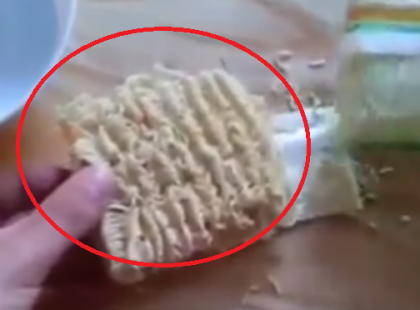 A kínai zacskós levesről mutatunk valamit, amit döbbenten fogsz végig nézni!!