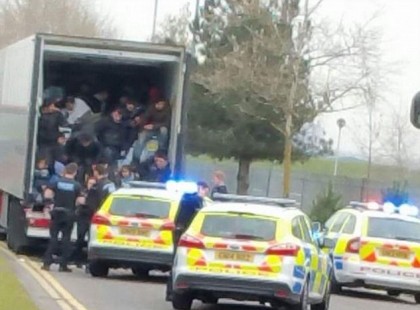 Tilos röntgensugárral átvilágítani a teherautókat, mert káros a benne bújó migránsok egészségére