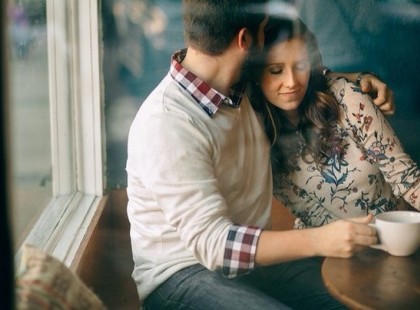 Ez a férfi megpillantja régi szerelmét, amint kedvenc kávézójukban ül. Ami ezután következik, attól könnyek szöknek a szemedbe!