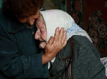 A NÉNI AJTAJÁN EGY SEGÉLYKÉRŐ CETLI FÜGGÖTT, HIHETETLEN, HOGY REAGÁLTAK RÁ A LAKÓK!