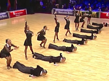 Felment a 8 orosz a színpadra, és amit művelnek, attól leesik mindenki álla!