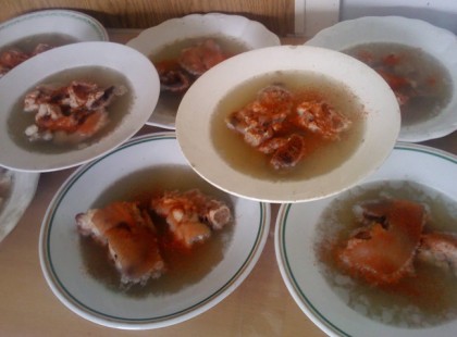 Ha a kocsonyát szereted rossz ember már nem lehetsz! :) Úgy ahogy van jól szőröstől - bőröstől - körmöstől. Másként az nem is igazi. Ilyen holmi mindenféle zöldség bele, különösen a répától kerülget a hideg még a főtt tojás elfér benne, nagy duzzogva megeszem úgyis, de a répát, hát nem tudom hova tenni! :) Te is szereted a kocsonyát? Nyomj egy lájkot, ha igen!