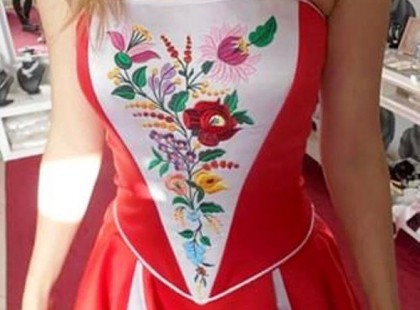 Ez a maximálisan hibátlan és csodaszép munka vajon hány lájkot érdemel? A magyar népviselet egyszerűen gyönyörű és kész, ezenkívül felülmúlhatatlan és a valódi megbecsülése azt jelenti, hogy tovább visszük úgy a hagyományt, hogy viseljük, amikor megtehetjük...