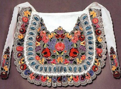 Nézzük mennyi lájkot érdemel ez a csodálatos kalocsai mintás hímzett kötény? Nem is merném felvenni a főzéshez, maximum egy fénykép erejéig, hogy ilyen szép kötényben főzök és már venném is lenne, mert semmilyen ételfoltot nem bír el egy ilyen mestermű. Igazi, valódi műalkotás. Nektek is tetszik?