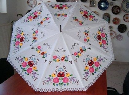 Nézzük mennyi lájkot ér ez a gyönyörű kézzel hímzett kalocsai mintájú napernyő? Csodálatos munka, gyönyörű kidolgozás