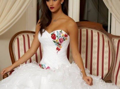 Hát a szavunk is elakad, annyira megdöbbentően szép ez a menyasszonyi ruha. Az embernek egyből kedve támad férjhez menni, ha eddig nem is volt erről szó! :) Szerintem bármelyik édesanya szívesen látná ilyen ruhában a leánykáját az oltár előtt. A nagy nap fényét kellően magasra emeli egy ilyen ruha. Neked is tetszik? Nyomj egy lájkot, ha igen!