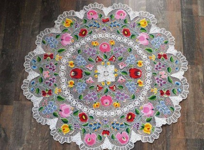 Ha szerinted is csodálatos munka ez a gyönyörű kalocsai hímzéses és riseliőzött terítő akkor nyomj egy lájkot! Annak idején minden lakás nappalijának bútortát ilyen csodálatos terítők díszítették, ékesítették.