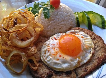 Mustáros, borsos karajszeletek sült hagymával és tükörtojással