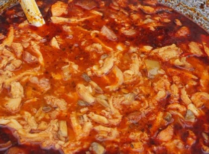 Aki szereti a pacalt az nyomjon egy lájkot! Hogy hogyan is? Jó csípősen, jó szaftosan és természetesen köret nélkül, jó kis fehér kenyérrel. Pláne ha még dobunk bele egy kis sertéskörmöcskét, amitől a szaftja olyan jó kis ragacsos lesz... na az aztán igazán istenkirály eledel!