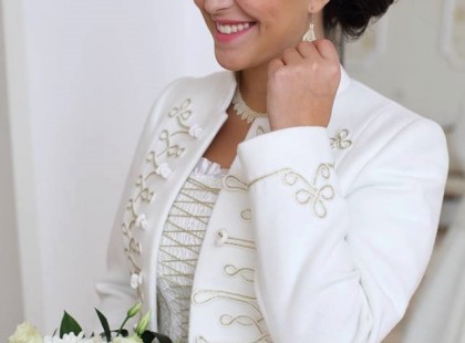 Nézzük hány lájkot érdemel ez a csodálatos hölgy a mesterien gyönyörű ruhájában? A ruhának egyszerűen nincs ruhája, a hölgy pedig kellő méltósággal viseli. A kivételes szépsége ragyogtatja a ruhát és a ruha is kölcsönösen a kivételes női bájt és szépséget. Szerintetek is gyönyörű?