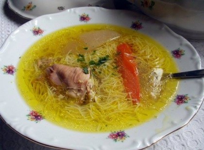 Ki szereti így aranysárgán? Ahogy ránézek a képre egyből drága dédikém, nagyikám jutnak eszembe. Áldott kezük nyoma... Mert sem olyan húslevest, sem olyan kalácsokat, sem olyan oldalast vagy malacsültet nem tud csinálni más, mint amiket ők varázsoltak körülbelül, mert az még maga volt a varázslat.