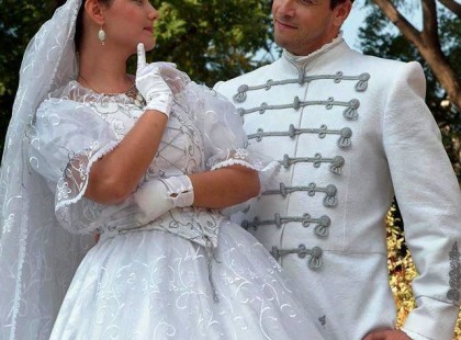 Az igazi bizonyíték, hogy a magyar viseletnél nincsen szebb, meghatóbb és igazán esküvőibb viselet. Azért ezeket a csodás ruhakölteményeket a legfontosabb napra megirigyelheti tényleg az egész világ. Olyan eleganciát, olyan profi munkát tükröz, ami előtt méltán fejet hajtunk. Ilyen az igazi díszmagyar és az igazi nemes viselet. Nektek is szemet gyönyörködtető látvány? Nyomjatok egy lájkot, ha igen!