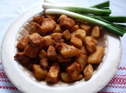 Nyomj egy lájkot, ha Te sem utasítanád vissza ezt a mennyei eledelt. A jó kis töpörtyűnél egy kis újhagymával már csak az a jobb, ha jó kis kemencés házi kenyér van hozzá meg egy - két kupica pálesz. :) Az azért így együtt beindítaná az emészt! Már a számban is érzem az ízét, ahogy ránézek a képre! Ti is szeretitek?