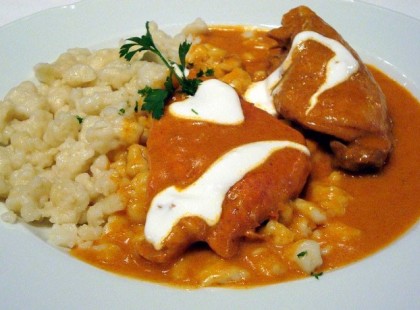 Nézzük mennyien szeretik a tejfölös csirkepaprikást nokedlival. Mennyi igen én is szeretem lájkot érdemel? Valahogy a csirkepaprikást én mindenhogyan szeretem úgy is ha friss fehér kenyérrel van, vagy akár tésztával: abból kifejezetten az orsó a kedvencem vagy ugye nokedlival.