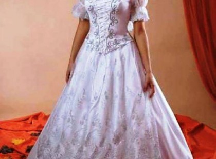 Nézzük vajon hány lájkot érdemel ez a csodaszép menyasszonyi ruha? Szerintem végtelen sok lájkot érdemelne a készítője és a viselője is egyaránt. Mondanám én is! én is! ilyenben szeretnék férjhez menni. Annyira mesés, hogy szóhoz sem lehet jutni. Eltakarja, amit el kell és mégis sokat sejtetően pont ilyen csoda illik egy csodaszép menyasszonyra!